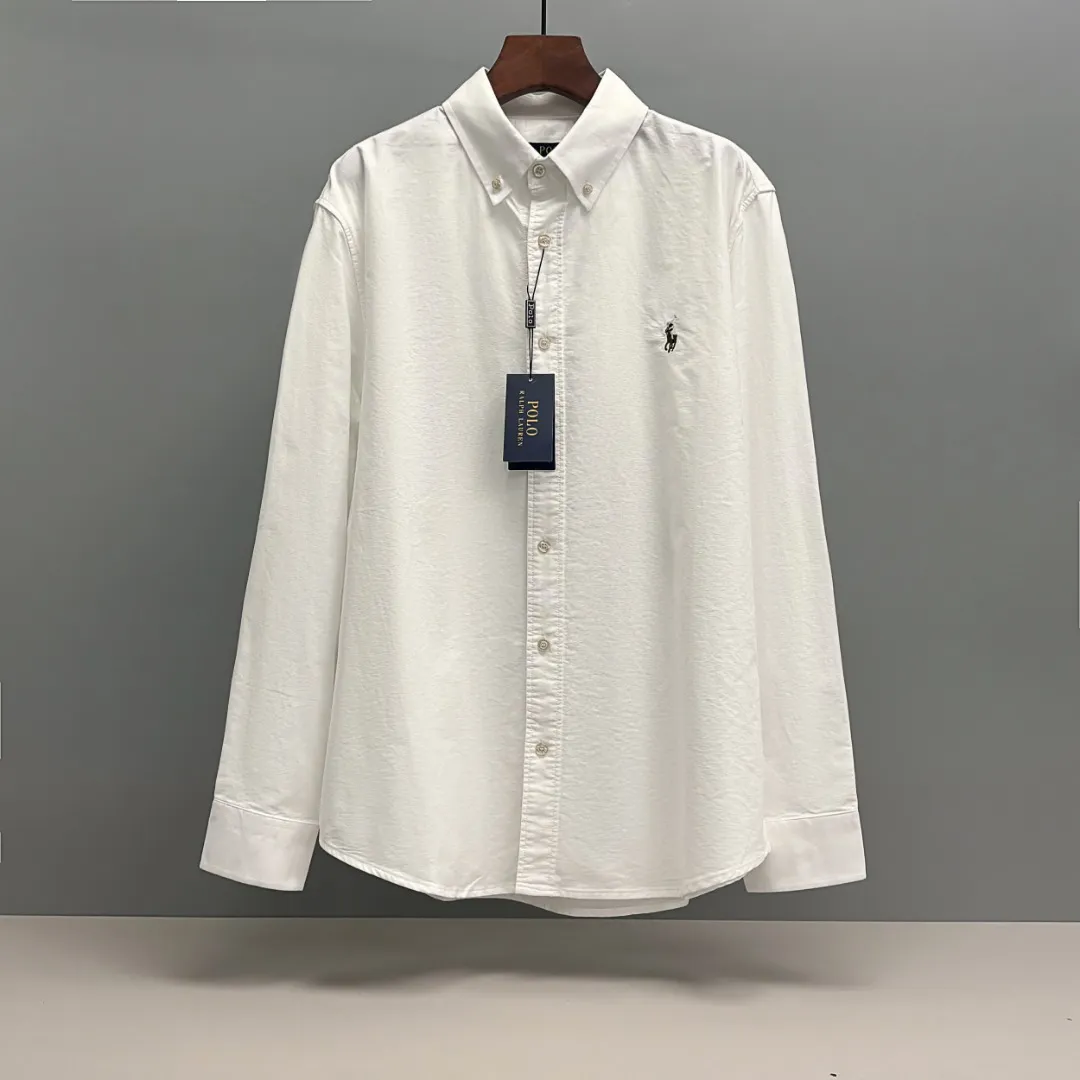 P210 Ralph Lauren/Ralph Lauren cotton oxford embroidered shirt uses 100% cotton oxford fabric. The unique texture of oxford is more textured than ordinary cotton shirts. The 100% cotton material makes it have good breathability. High fabric strength and good wear resistance. Comfortable to wear. Not easy to sweat. Loose fit. The upper body is three-dimensional. The lines are smooth and natural. From the shoulder line to the waistline to the hem, the line transition is smooth. There are no unnecessary folds or accumulations. The whole body is neat and stretched. The chest is embellished with the iconic pony embroidery. Simple but highly recognizable. The color transition of the embroidery thread is natural. The stitches are even and uniform in spacing and size. The stitches can also be connected naturally. The lines are smooth and not stiff. Size: S M L XL